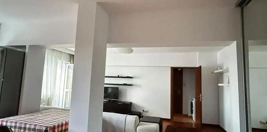 Apartament cu 2 camere semidecomandat, mobilat în Decebal