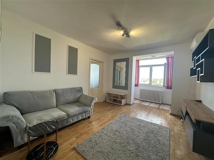 Apartament cu 3 camere semidecomandat, mobilat în Podu Roș