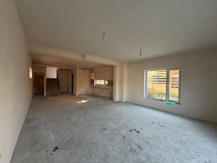 Duplex cu 5 camere cu Canalizare în Iris