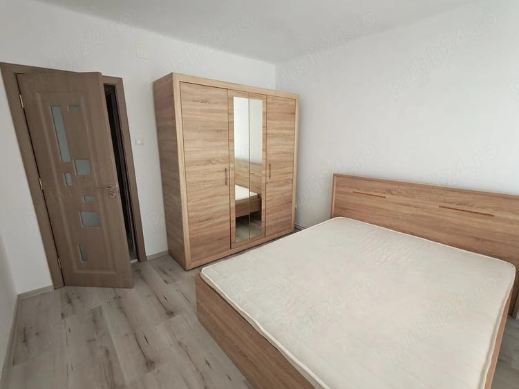 Apartament cu 3 camere semidecomandat în Gară
