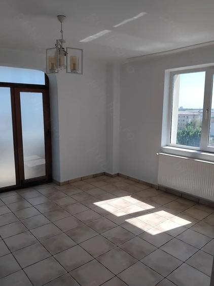 Apartament cu 3 camere decomandat în Micro 6