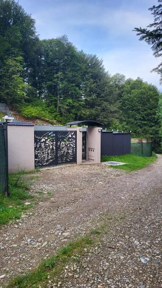 Casă cu 15 camere cu Teren 1300 Mp în Cheia