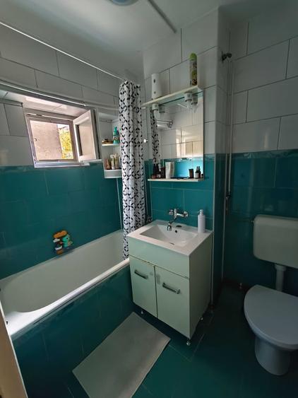 Apartament cu 3 camere semidecomandat în Micro 16