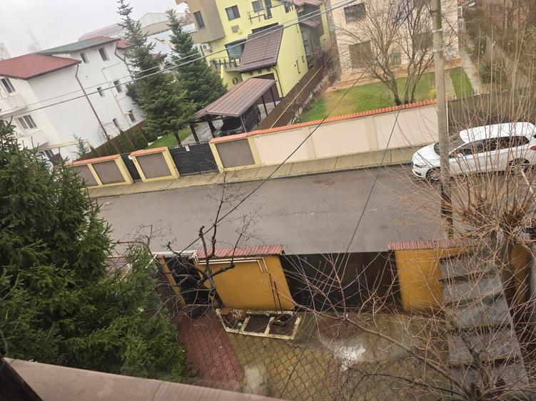 Casă cu 9 camere cu Canalizare în Apărătorii Patriei