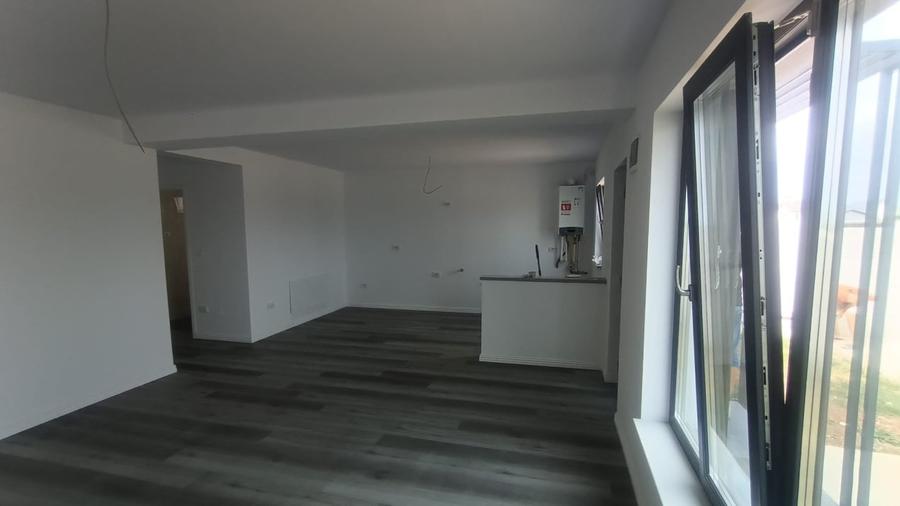Casă individuală cu 4 camere cu Canalizare în Cârcea