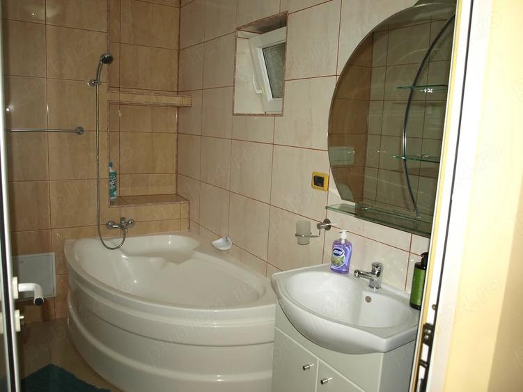 Apartament cu 3 camere decomandat în Complex Studențesc