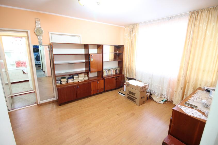 Apartament cu 3 camere semidecomandat în Micro 16