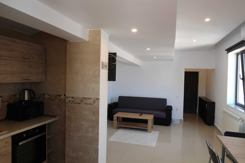 Apartament cu 3 camere semidecomandat în Trocadero