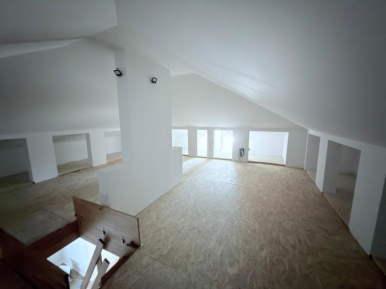 Casă individuală cu 5 camere cu Teren 500 Mp în Central
