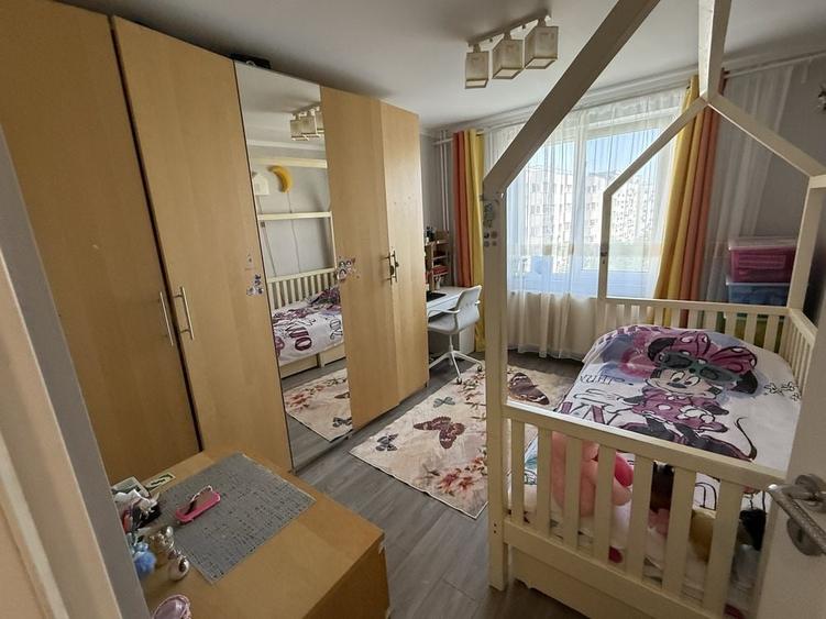 Apartament cu 4 camere semidecomandat în Fizicienilor