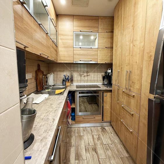 Apartament cu 6 camere decomandat în Faleză