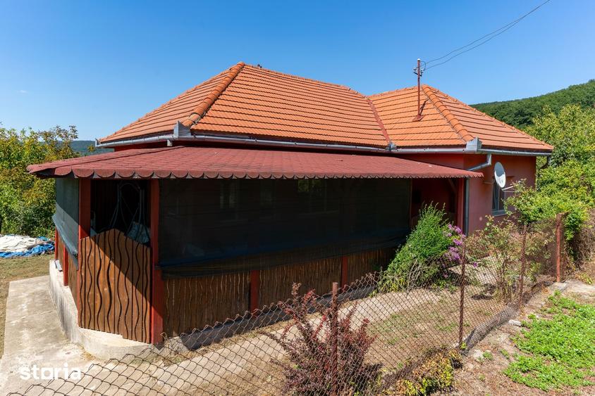 Casă cu 3 camere cu Teren 1019 Mp în Brănișca