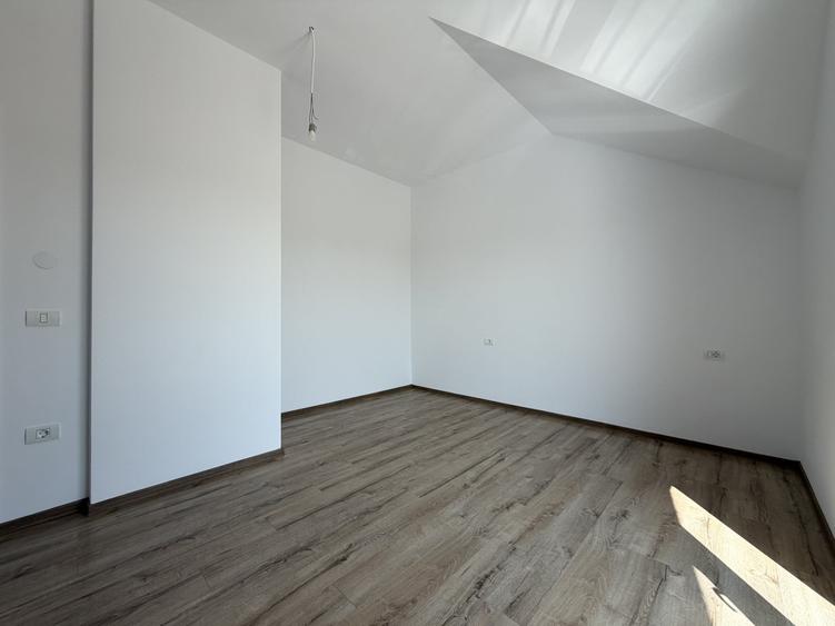 Duplex cu 4 camere cu Canalizare în Covaci