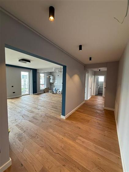Apartament cu 3 camere decomandat în Tractorul