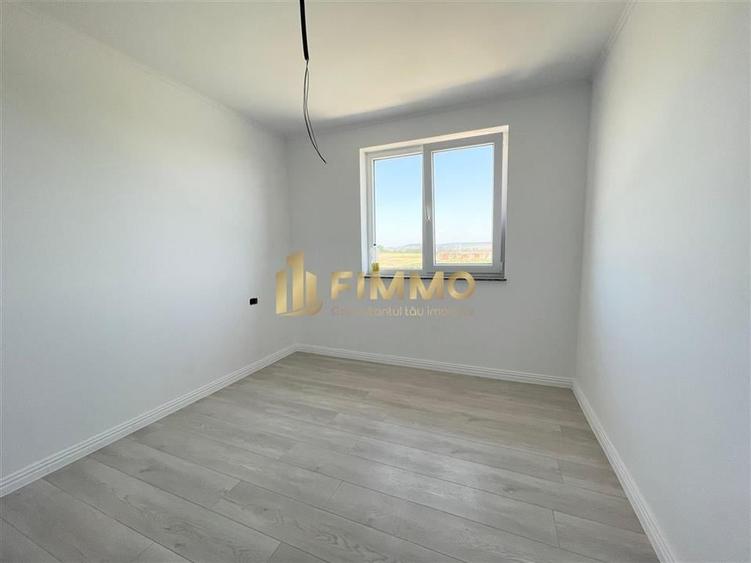 Duplex cu 4 camere cu Canalizare în Ipotești