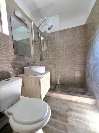 Casă cu 8 camere cu Teren 466 Mp în Central