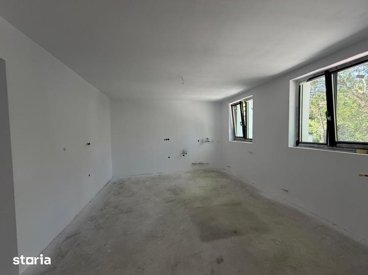 Casă cu 7 camere cu Teren 1300 Mp în Central