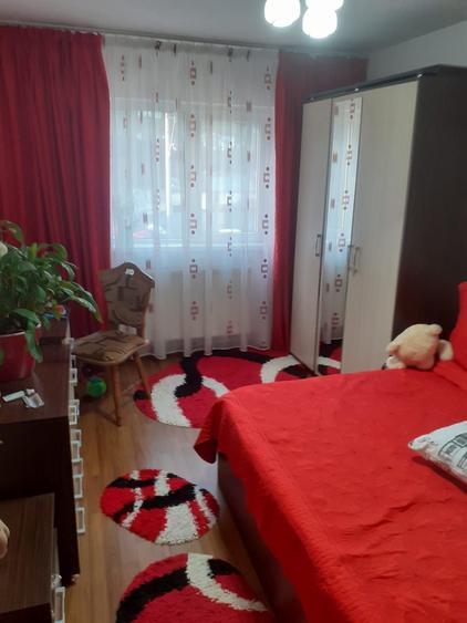 Apartament cu 3 camere decomandat în Coman