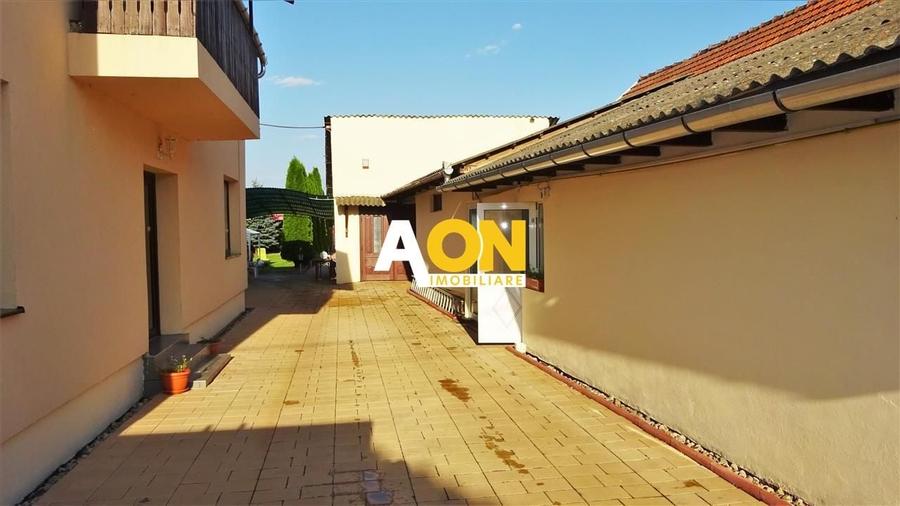 Casă individuală cu 7 camere cu Canalizare în Sântimbru
