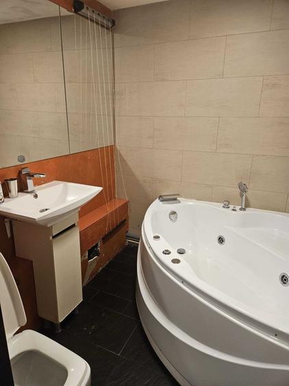 Apartament cu 3 camere semidecomandat în Drumul Taberei