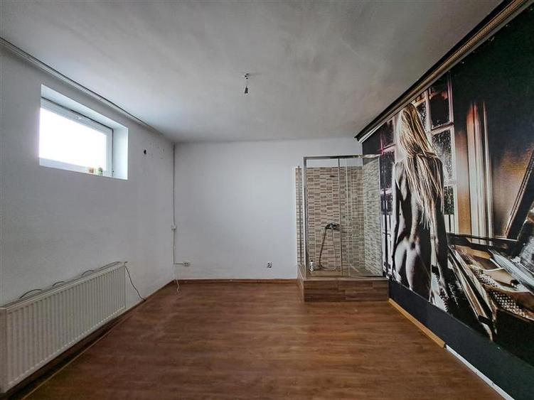 Duplex cu 11 camere cu Canalizare în Mărăști