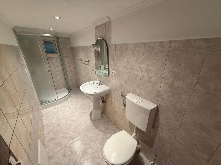 Casă cu 3 camere cu Teren 3300 Mp în Central