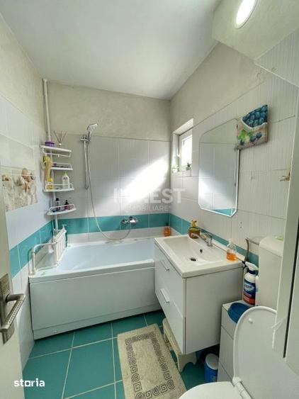 Apartament cu 3 camere semidecomandat în Podu Roș
