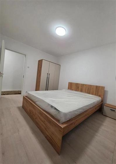 Apartament cu 3 camere semidecomandat, mobilat în Colentina