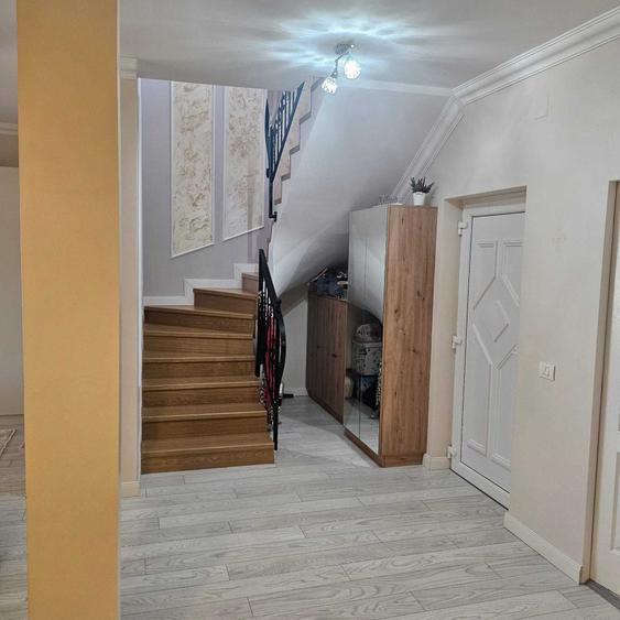 Casă cu 4 camere în Vladimirescu