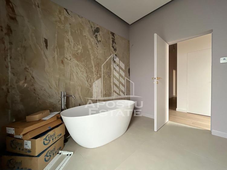 Penthouse cu 4 camere semidecomandat în Torontalului