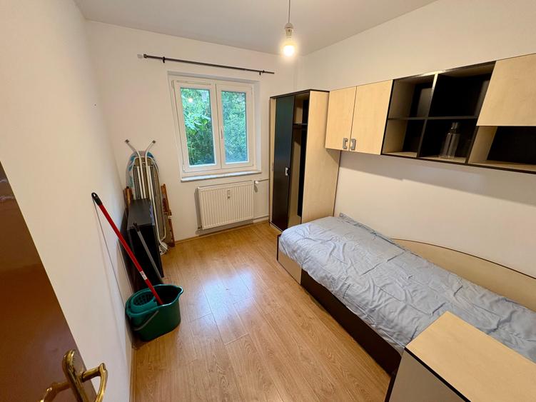 Apartament cu 3 camere semidecomandat în P-ța Reșița