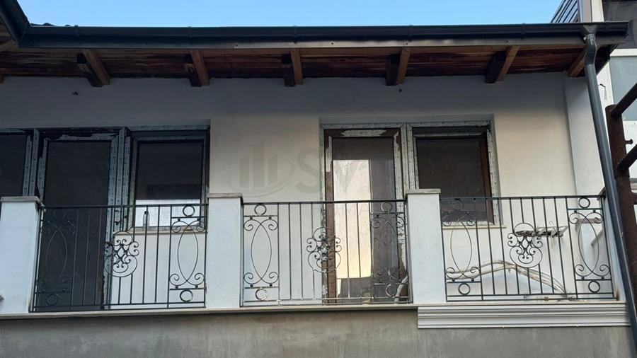 Casă individuală cu 11 camere cu Canalizare în Dristor
