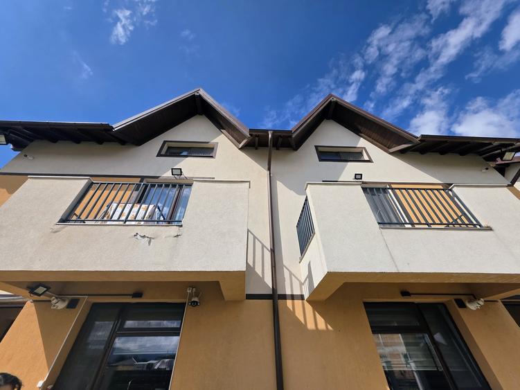 Duplex cu 5 camere cu Canalizare în Stupini