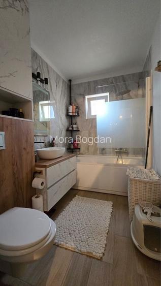 Vand apartament cu 2 camere decomandat strada Eroilor