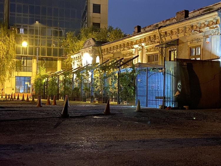 Casă individuală cu 9 camere cu Canalizare în Calea Călărașilor