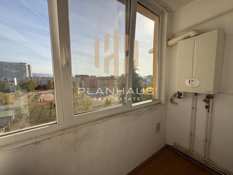 Apartament cu 3 camere semidecomandat în Central