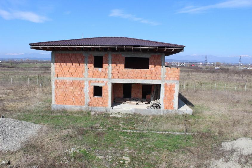 Casă individuală cu 5 camere cu Canalizare în Est