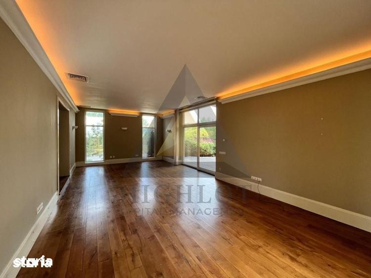 Casă cu 7 camere cu Teren 1000 Mp în Central