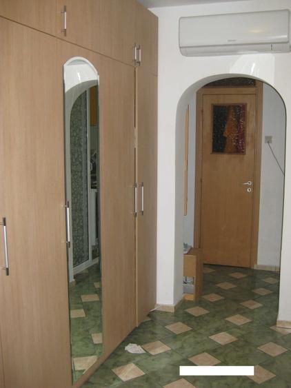 Apartament cu 3 camere semidecomandat în Brâncoveanu
