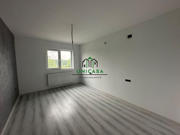 Casă individuală cu 8 camere cu Canalizare în Periferie