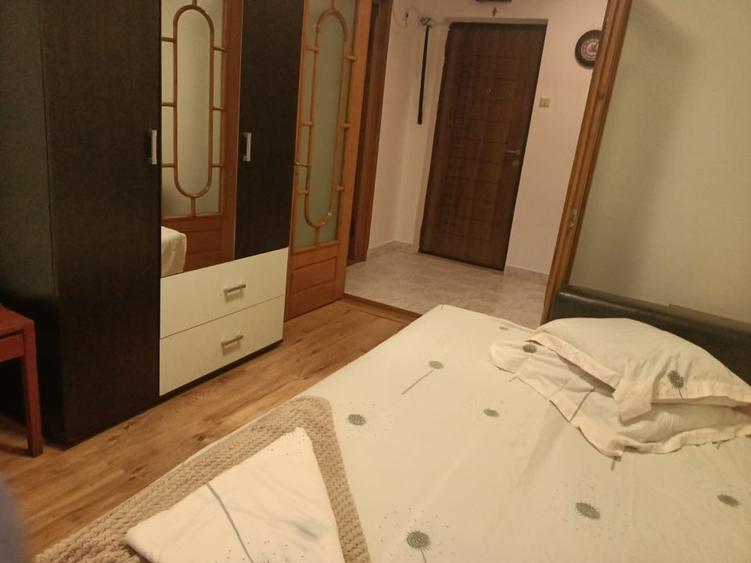 Apartament cu 3 camere decomandat, mobilat în Central