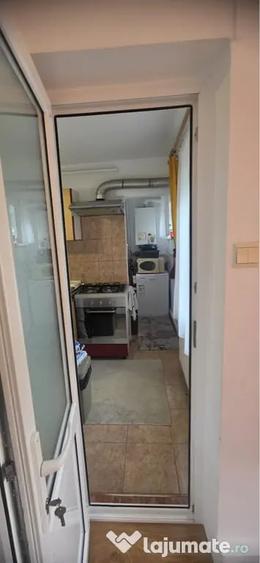Apartament cu 3 camere semidecomandat în Florilor
