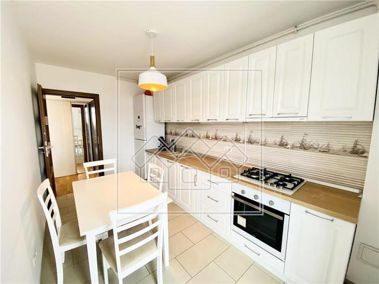 Apartament cu 3 camere semidecomandat în Aeroport