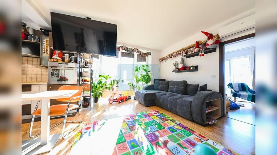 Apartament cu 3 camere semidecomandat, mobilat în Gherla