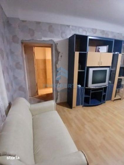 Apartament cu 4 camere semidecomandat, mobilat în Tei