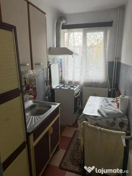 Apartament cu 2 camere semidecomandat, mobilat în Central