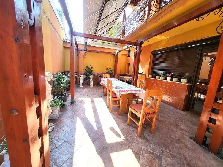 Casă cu 11 camere cu Teren 308 Mp în Exterior Vest