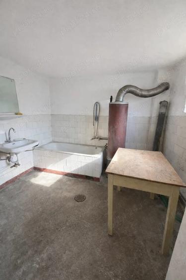 Casă cu 3 camere cu Canalizare în Central