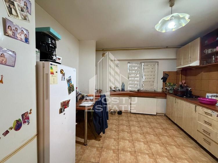 Apartament cu 4 camere decomandat, mobilat în Girocului