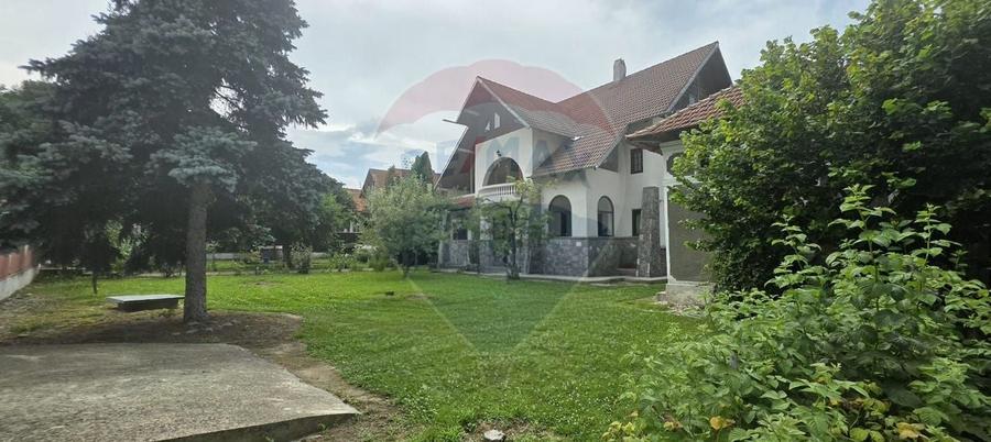 Casă individuală cu 7 camere cu Teren 917 Mp în Tătărani